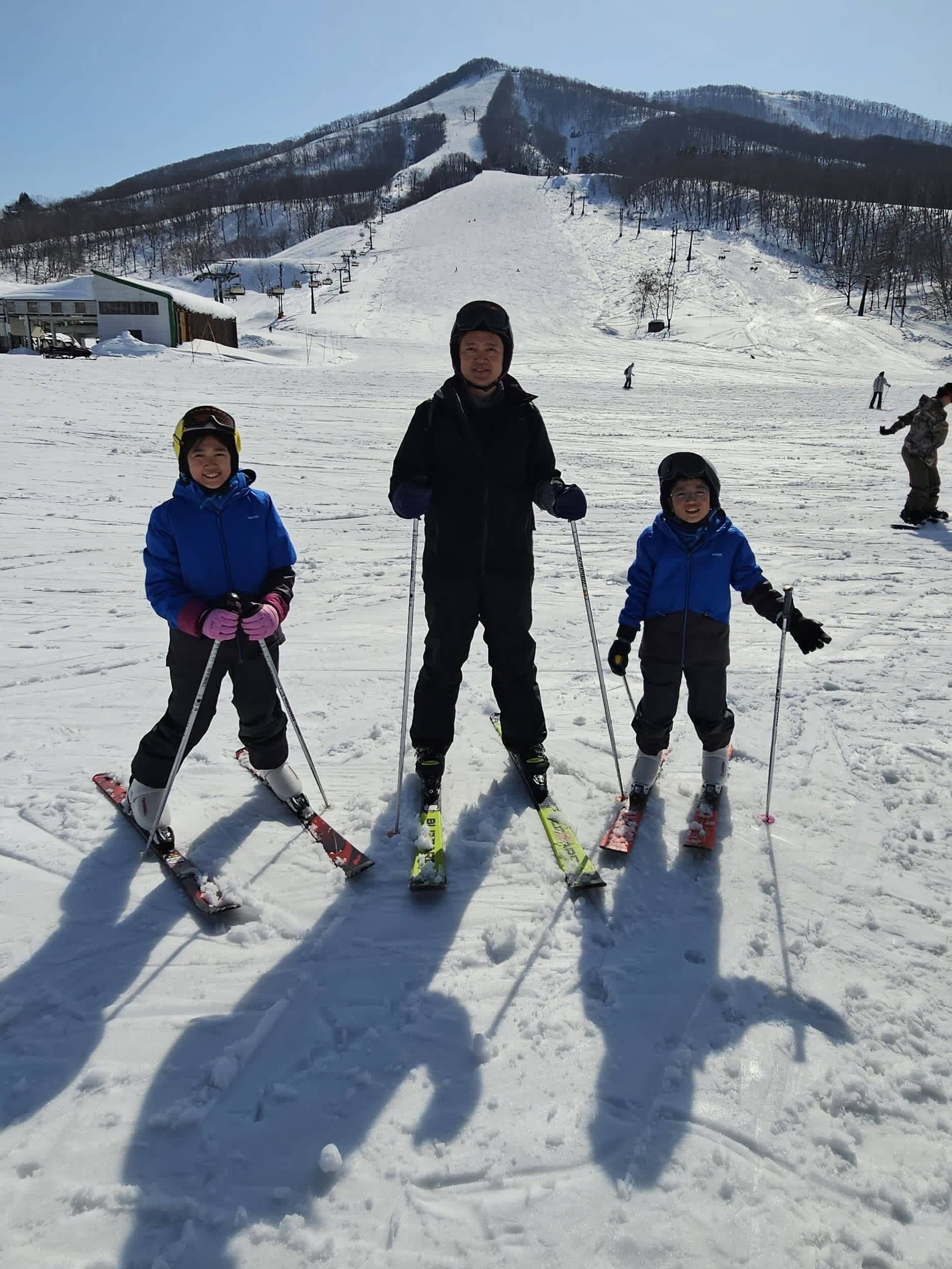 Edwin learning skiing with Eva and Ewan